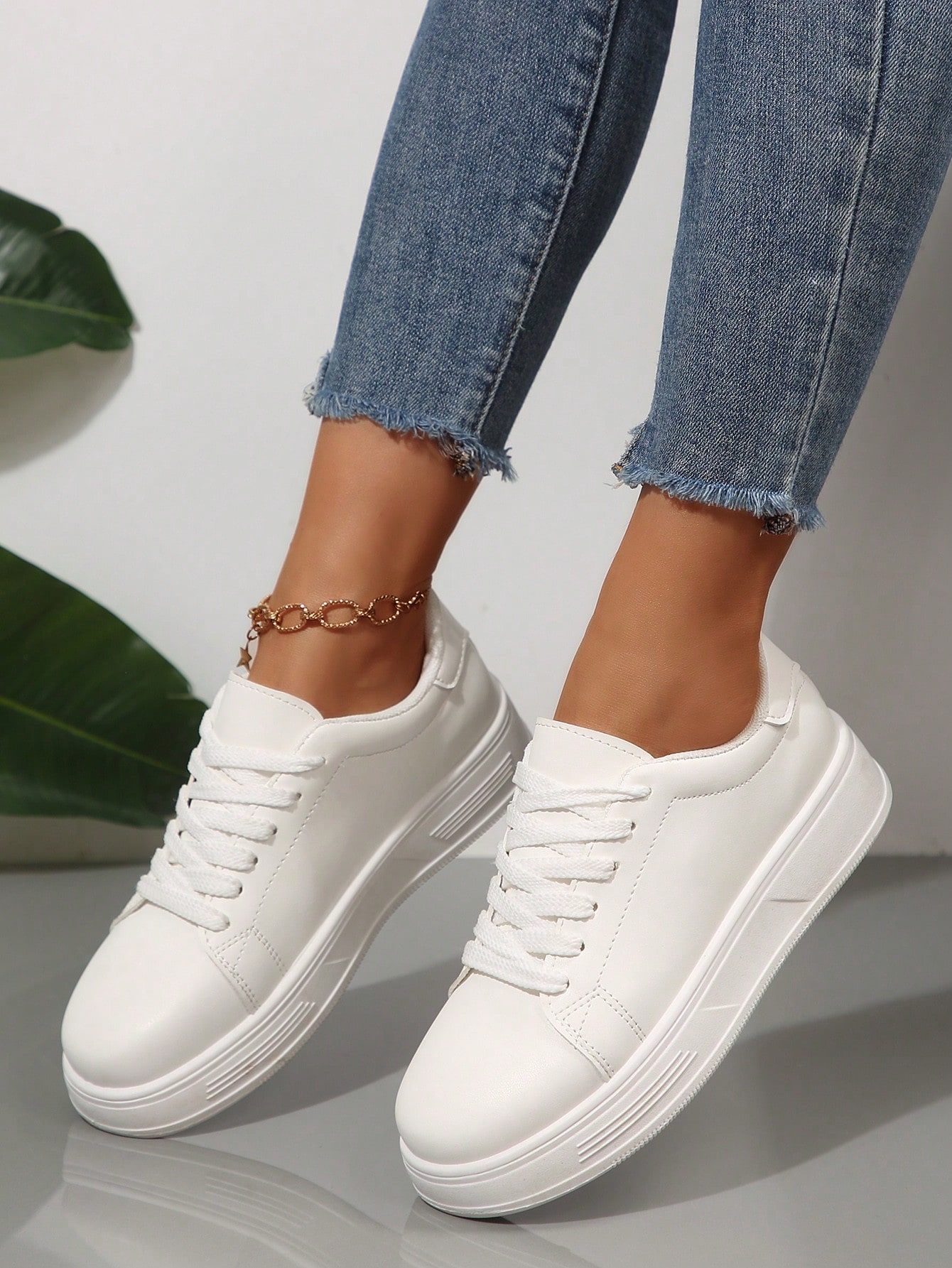 White Skateboard Shoes with Thick Sole