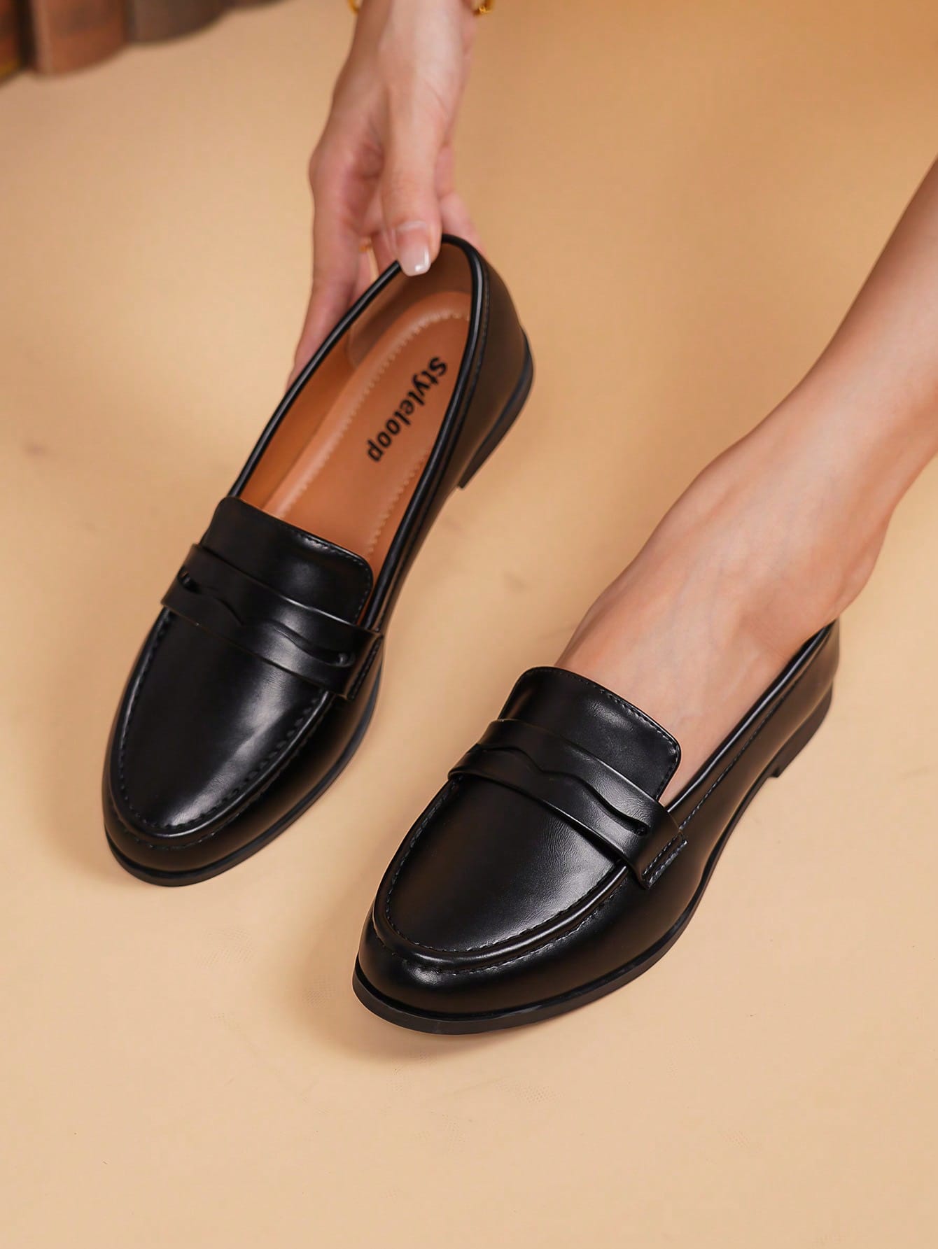 Flat women's shoes